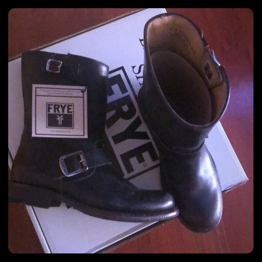 Frye Jenna Engineer Short Black w/Box size 8 $DROP$